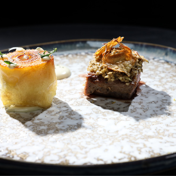 Agneau rôti en croûte d'artichaut, jus iodé, et dauphinois déstructuré