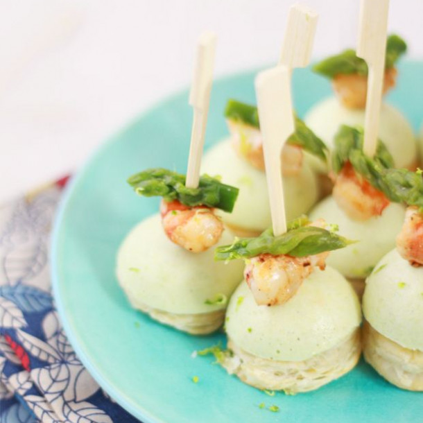 Amuse bouches à la crème d'asperges vertes et aux gambas épicées