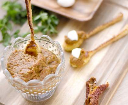 Antipasti à la tomate et cuillère de pâte feuiletée