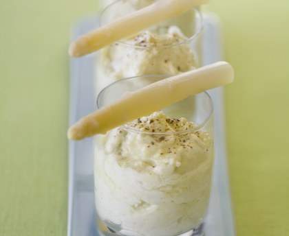 Asperges assaisonnées d'une sauce épicée à l'avocat