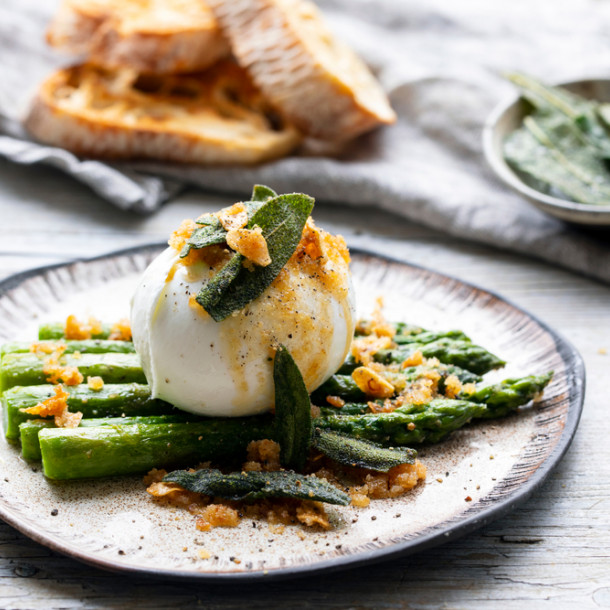 Asperges grillées, gremolata et burrata