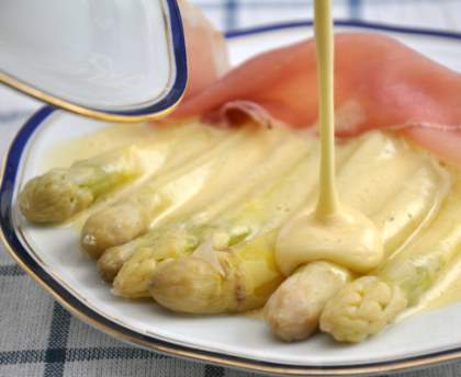 Asperges sauce mousseline et jambon cru