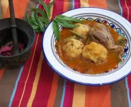 Azbane ( boulettes de semoule parfumées et bouillon aux légumes et à la viande)
