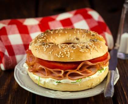 Bagel au bacon et au poulet