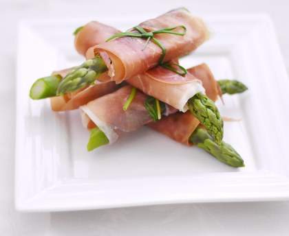 Ballots d'asperges vertes jambon cru et parmesan