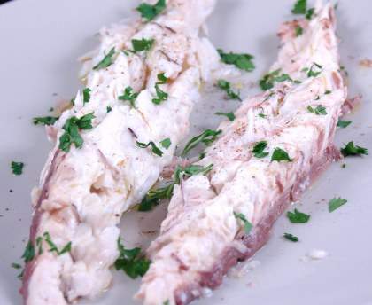 Bar enveloppé de croûte de sel