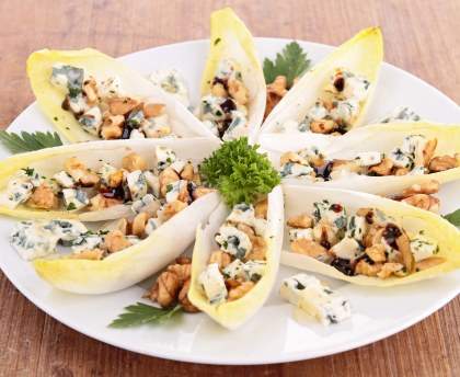 Barquettes d'endives au bleu et noix