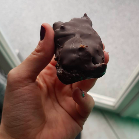 Barre au chocolat, flocons d'avoines et pâte de datte 