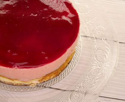 Bavarois aux fraises sur génoise