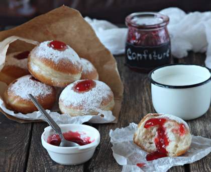 Beignets fourrés à la confiture de fraises