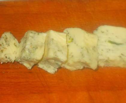 Beurre à l'ail rôti, herbes et fromage