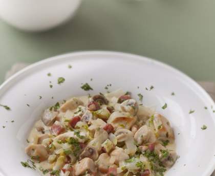 Blanc de poulet aux endives, champignons et lardons