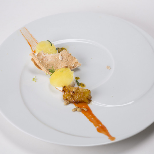 Blanc-manger citron vert et ananas, glaise de poivrons rouges et sa meringue