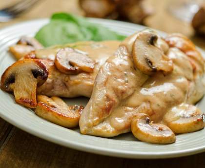 Blancs de poulet a la crème et aux champignons