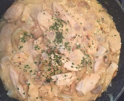 Blancs de poulet au curry et champignons