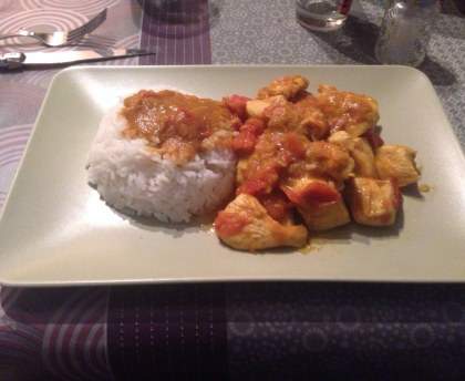 Blancs de poulet minceur au curry et à la tomate