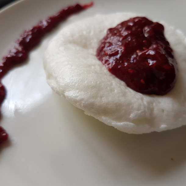 Blancs en neige au micro-ondes, compotée de framboises