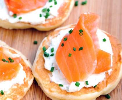 Blinis au saumon fumé sous son lit de neige
