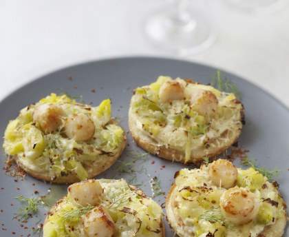 Blinis de St Jacques sur lit de poireaux