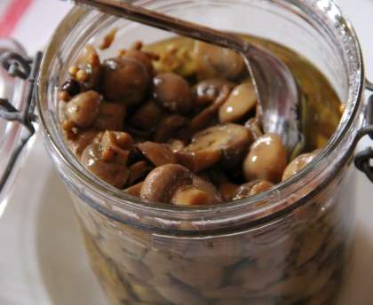 Bocaux de champignons au vinaigre