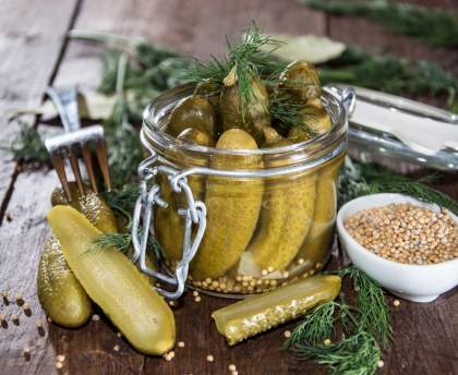 Bocaux de cornichons aigres-doux