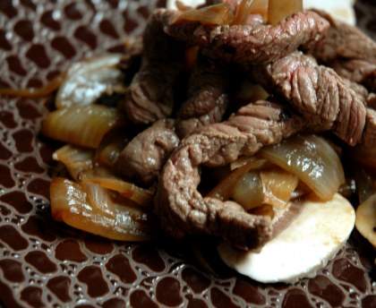 Boeuf sauté au poivre et aux oignons