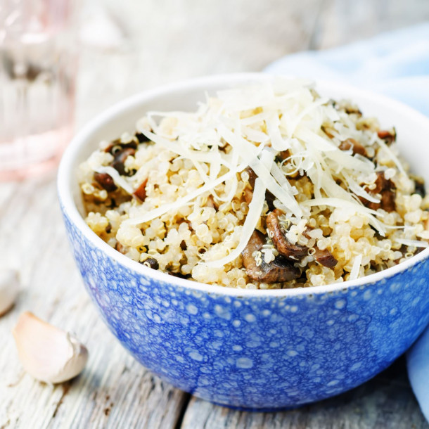 Bolée de quinoa à l’ail, noisettes, champignons et parmesan 