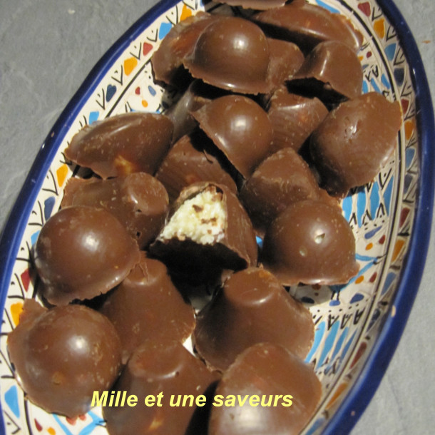 bouchée chocolat au lait avec intérieur noix de coco