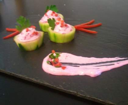 Bouchée de concombre à la crème de betterave