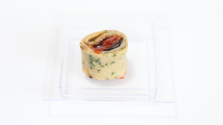 Bouchée végétarienne : crêpe fourrée au caviar d’aubergine, tomates confites et champignons