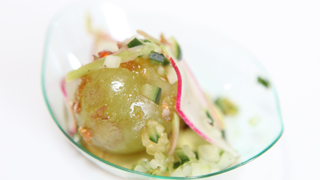 Bouchée végétarienne : Guacamole, raisin caramélisé, radis
