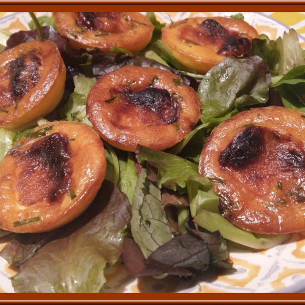 Bouchées au Chavignol, miel et ciboulette 