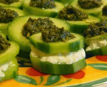 Bouchées de concombre au chèvre frais et pesto