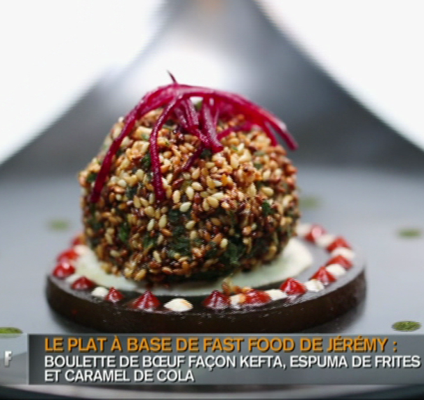 Boulettes de viande façon kefta panées au sésame, gelée de cola et siphon de frites