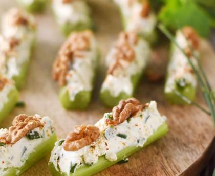 Branches de céleri farcies pour l'apéritif