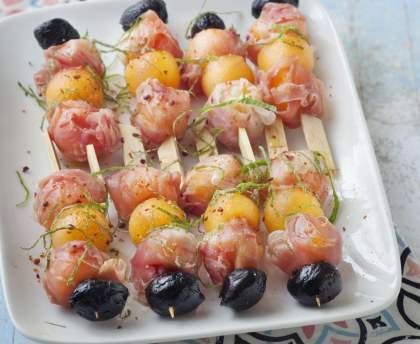 Brochette de melon, jambon de montagne et olives
