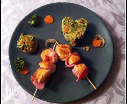 Brochette de Saint-Jacques au lard, papillote de légumes à la crème