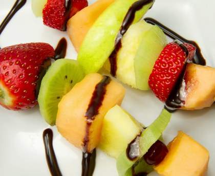 Brochettes aux fraises, melon et chocolat