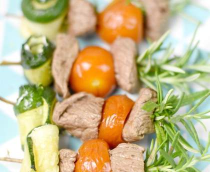 Brochettes boeuf courgette tomate sur branche de romarin