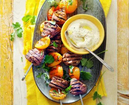 Brochettes de boeuf aux abricots, à la coriandre et au houmous