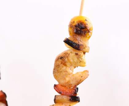 Brochettes de crevettes marinées à l'ail
