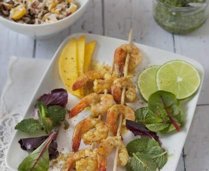Brochettes de gambas marinées et riz à la mangue