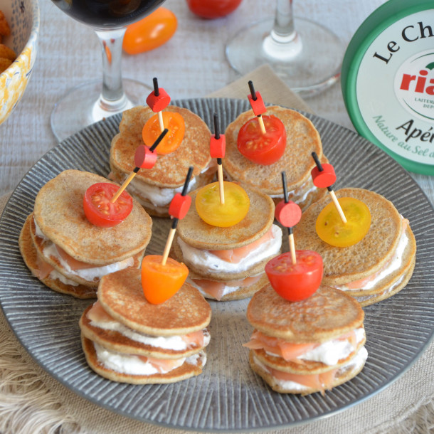 Brochettes de mini blinis salés, saumon et Chèvre Frais Apéritif Rians 