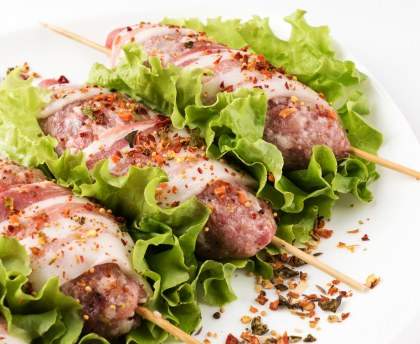 Brochettes de mouton au lard