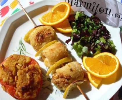 Brochettes de poisson et tomates farcies