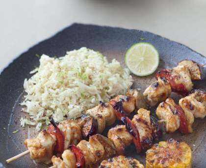 Brochettes de poulet au curry et aux trois délices