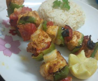 Brochettes de poulet mariné aux herbes et aux légumes