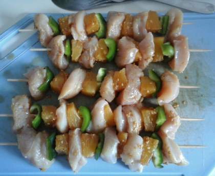 Brochettes de poulet mariné et ananas