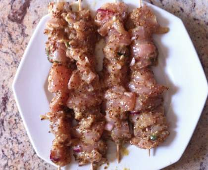 Brochettes de poulet marinées au miel et à la moutarde à l'ancienne
