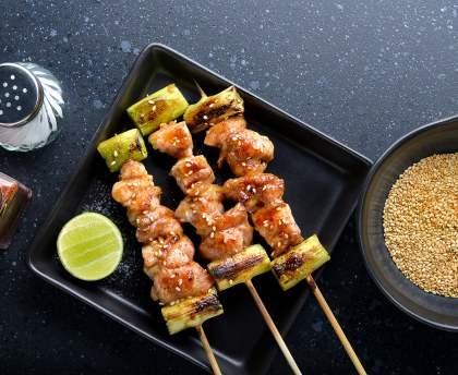 Brochettes de poulet marinées au sésame